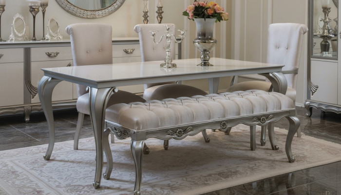 Muebles de comedor clásicos exclusivos con detalles decorativos.