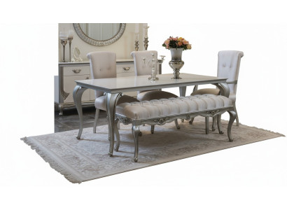 Muebles de comedor clásicos exclusivos con detalles decorativos.