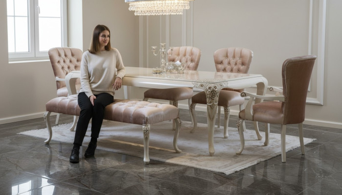Juego de muebles de comedor clásicos en rosa suave en madera natural.