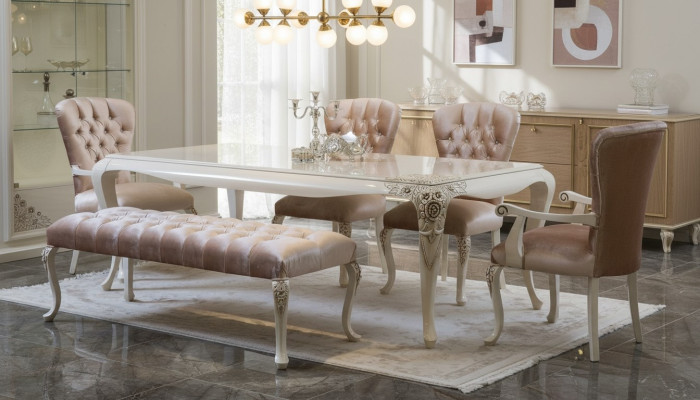 Juego de muebles de comedor clásicos en rosa suave en madera natural.