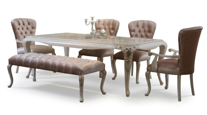 Juego de muebles de comedor clásicos en rosa suave en madera natural.