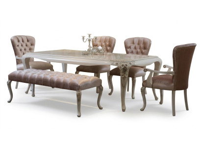 Juego de muebles de comedor clásicos en rosa suave en madera natural.