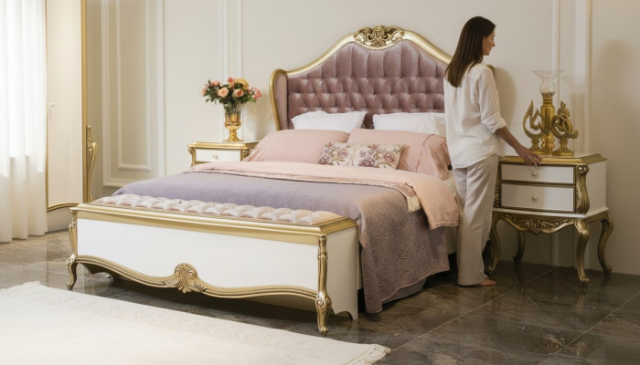 Diseño de marco de cama Chesterfield de lujo con tapizado rosa para dormitorio.