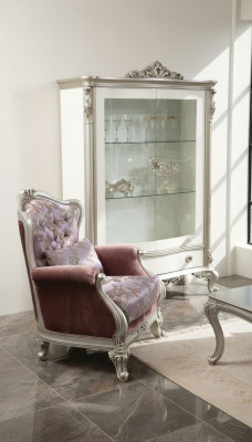 Sillón clásico con estampado de flores; sofá morado de una plaza estilo barroco rococó.