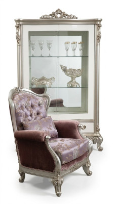 Sillón clásico con estampado de flores; sofá morado de una plaza estilo barroco rococó.