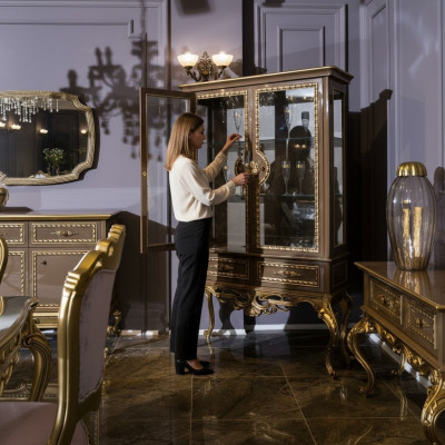 Vitrina dorada estilo barroco y rococó, armario de muebles con estantes y vitrinas de vidrio.