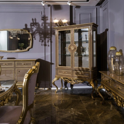 Vitrina dorada estilo barroco y rococó, armario de muebles con estantes y vitrinas de vidrio.