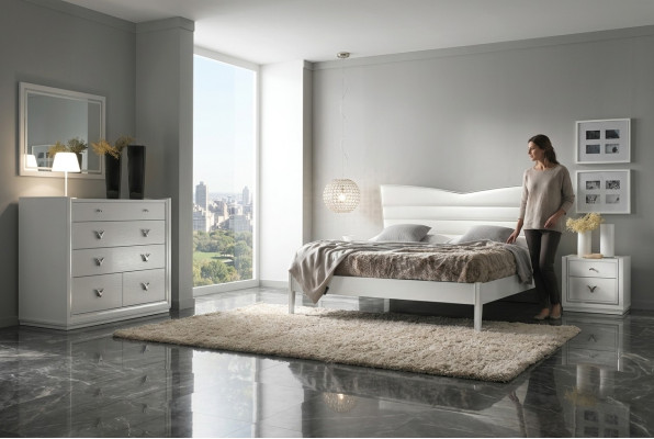 Conjunto de 4 piezas para dormitorio con cama, mesita de noche y cómoda. Grupo de camas dobles de lujo.