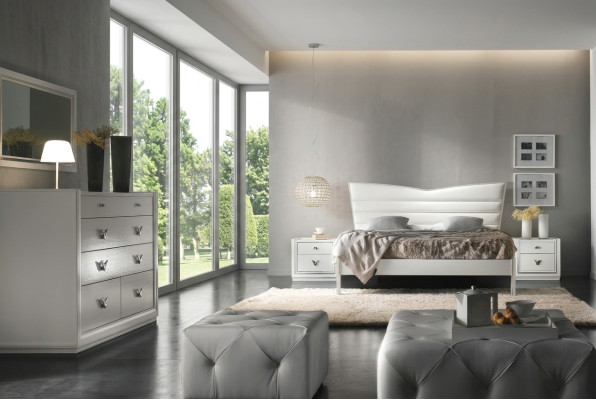 Conjunto de 4 piezas para dormitorio con cama, mesita de noche y cómoda. Grupo de camas dobles de lujo.