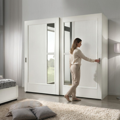 Armario ropero de puertas correderas de madera con espejo para el dormitorio.