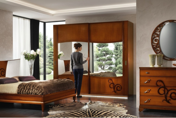 Armario ropero con puertas correderas en el dormitorio moderno.