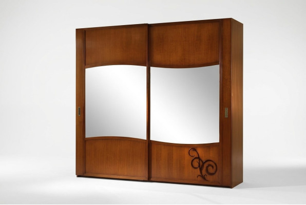 Armario ropero con puertas correderas en el dormitorio moderno.