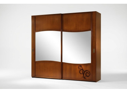 Armario ropero con puertas correderas en el dormitorio moderno.