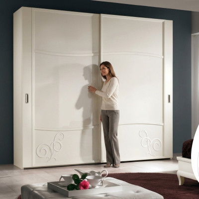 Armario ropero con puertas correderas de dormitorio de diseño de madera en la pared.