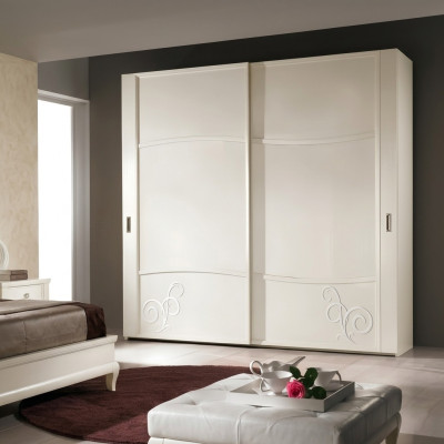 Armario ropero con puertas correderas de dormitorio de diseño de madera en la pared.