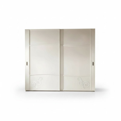 Armario ropero con puertas correderas de dormitorio de diseño de madera en la pared.