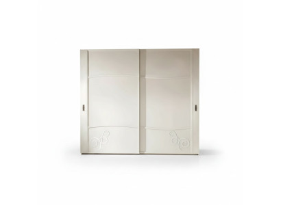 Armario ropero con puertas correderas de dormitorio de diseño de madera en la pared.