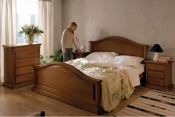 Compre una gran cama doble en un estilo clásico y sencillo de madera natural.