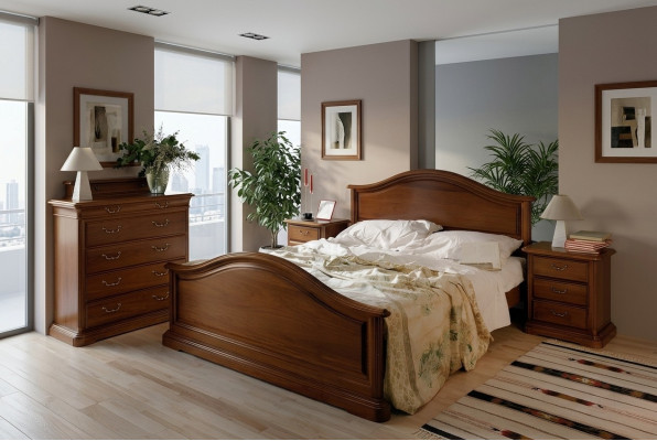 Compre una gran cama doble en un estilo clásico y sencillo de madera natural.