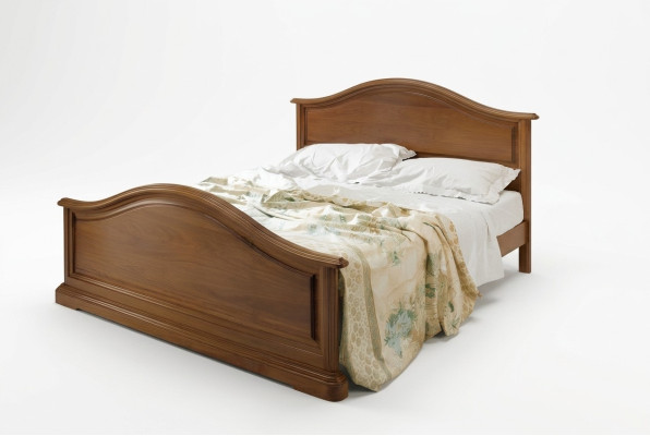 Compre una gran cama doble en un estilo clásico y sencillo de madera natural.