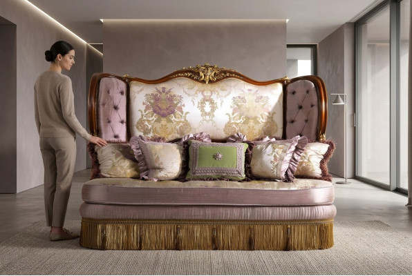 Elegancia atemporal: elegante sofá Chesterfield de tres plazas en lila para su hogar.