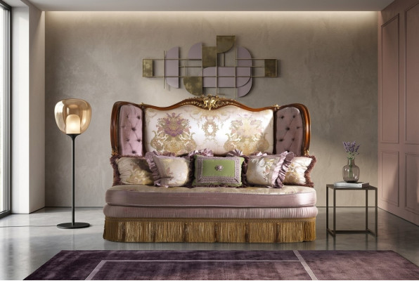 Elegancia atemporal: elegante sofá Chesterfield de tres plazas en lila para su hogar.