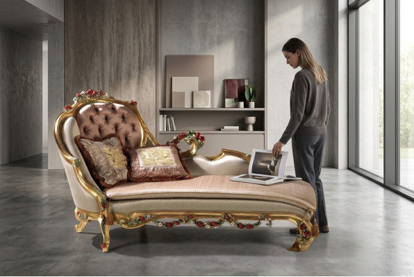Sofá chaise longue de lujo con decoraciones talladas.