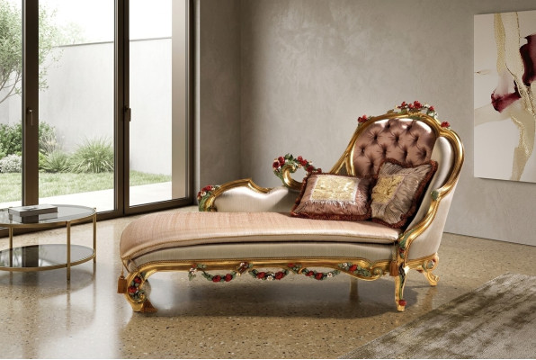 Sofá chaise longue de lujo con decoraciones talladas.