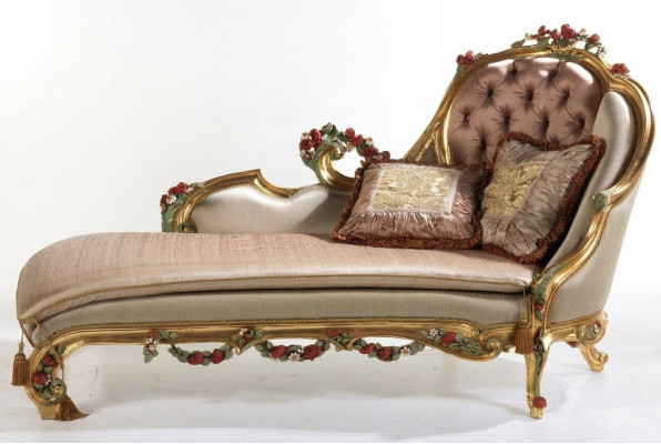 Sofá chaise longue de lujo con decoraciones talladas.