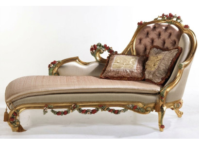 Sofá chaise longue de lujo con decoraciones talladas.