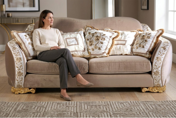 Clásico sofá Chesterfield de tres plazas para espacios de vida elegantes.