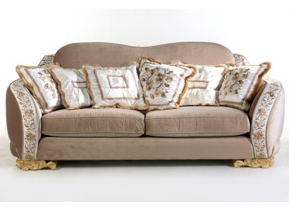Clásico sofá Chesterfield de tres plazas para espacios de vida elegantes.