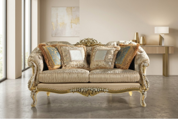 Clásico sofá Chesterfield de dos plazas en color beige con marco de madera.