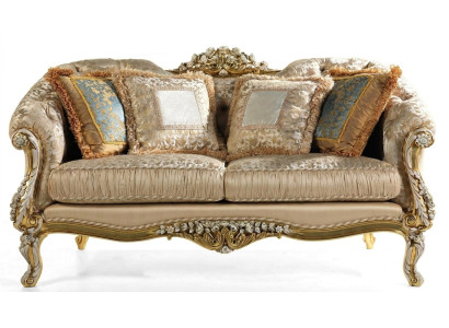 Clásico sofá Chesterfield de dos plazas en color beige con marco de madera.