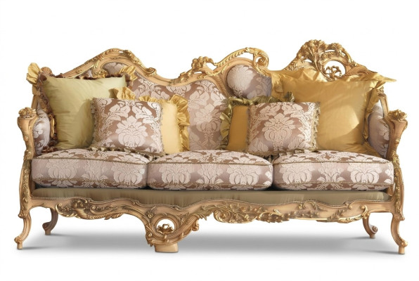 Sofá Chesterfield clásico con detalles tallados a mano