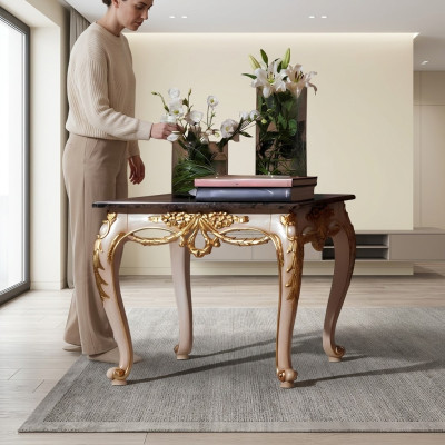 Mesa auxiliar cuadrada de lujo con patas talladas.