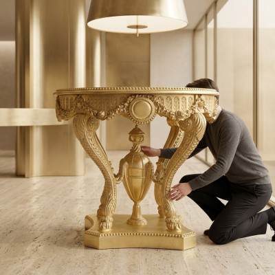 Mesa de centro de madera italiana vintage en oro para sala de estar.
