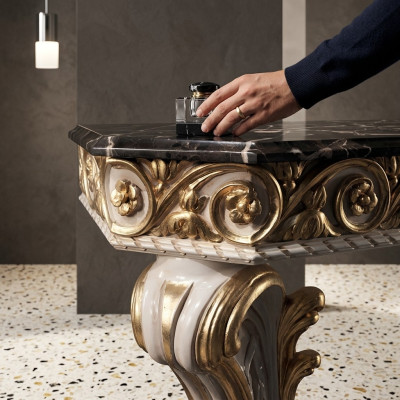 Mesa de centro de diseño con tapa de mármol en estilo clásico