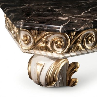 Mesa de centro de diseño con tapa de mármol en estilo clásico