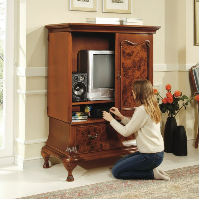 Armario de televisión en la pared, mueble de TV con televisor oculto con puertas, aparador de madera.