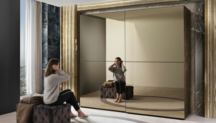 Elegante armario de espejo con puertas correderas en estilo moderno.