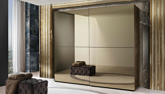 Elegante armario de espejo con puertas correderas en estilo moderno.