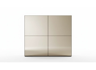 Elegante armario de espejo con puertas correderas en estilo moderno.