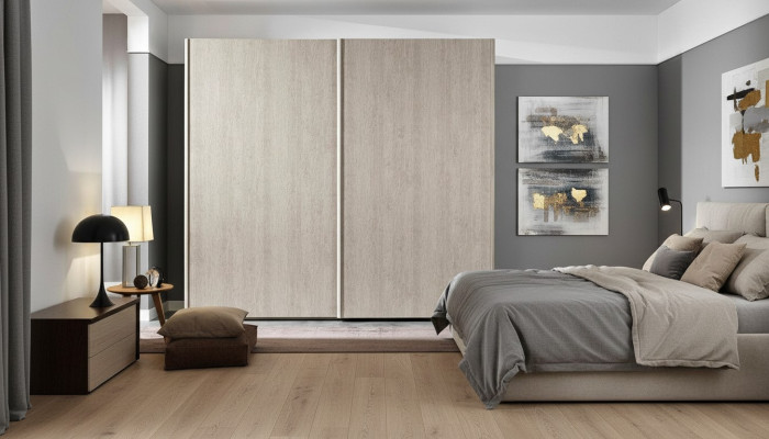 Moderno armario guardarropa con puertas correderas para el dormitorio de madera natural.