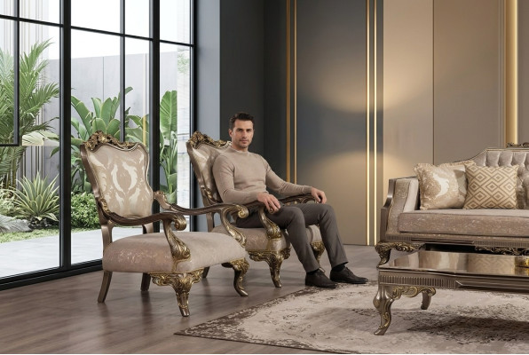 Un lujoso, clásico sillón barroco en beige y dorado de Chesterfield.