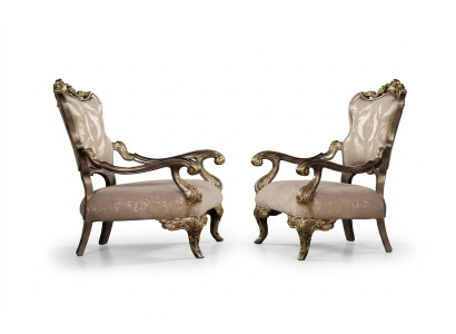 Un lujoso, clásico sillón barroco en beige y dorado de Chesterfield.