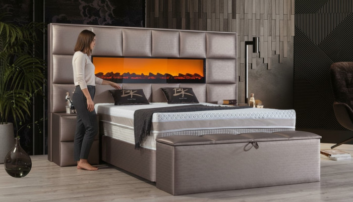 Elegante cama doble contemporánea con cabecero acolchado espacioso.