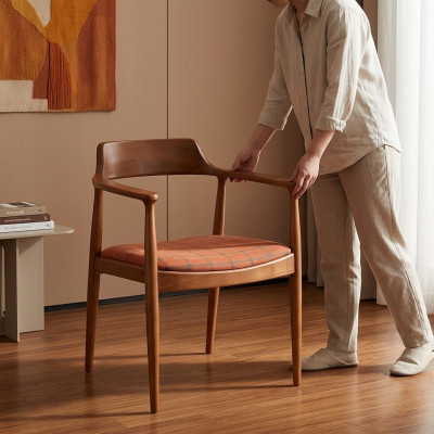 Conjunto de 8 sillas de diseño de madera tapizadas con tela para comedor.
