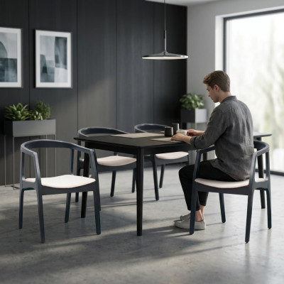 Conjunto de 4 sillas de diseño de madera y textil con tapizado para comedor o restaurante.