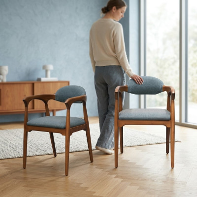 Conjunto de sillas de diseñador para comedor, con respaldo acolchado y asiento.